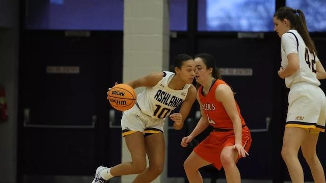 Lexi Howe drives to the hoop in DII women's basketball.